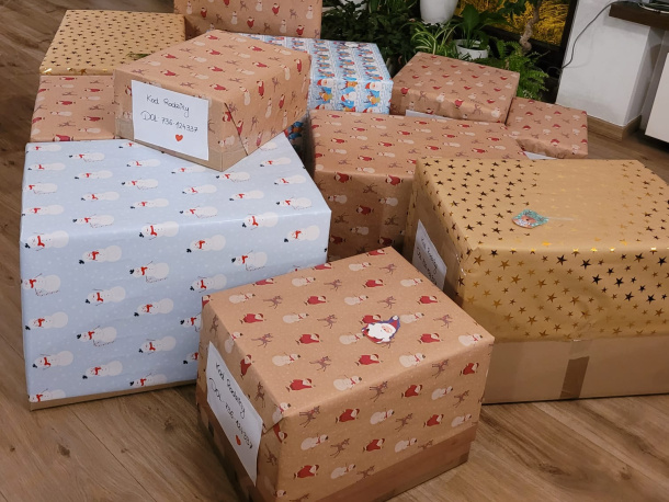 Zapakowane prezenty przygotowane przez pracowników PSG dla potrzebujących w ramach akcji #PaczkujeMY