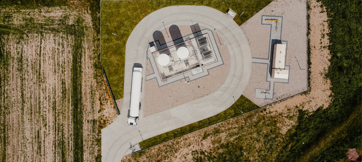 Stacja regazyfikacji oraz cysterna LNG ukazane z góry z drona