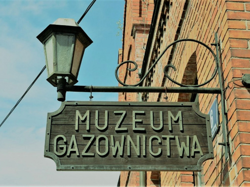 Szyld i latarnia gazowa Muzeum Gazownictwa w Paczkowie