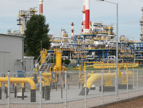 Stacja gazowa - układy technologiczne, w tle rafineria