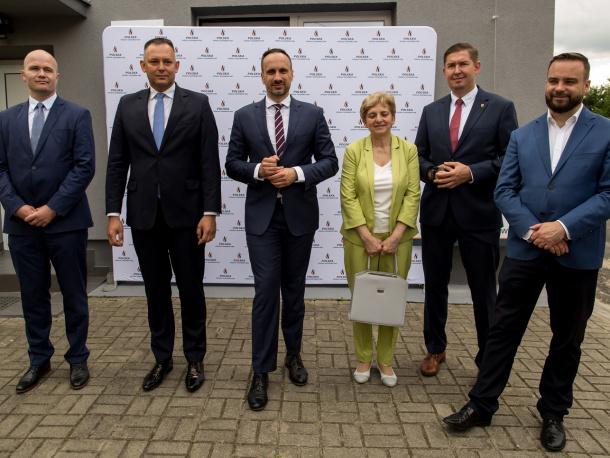 Uczestnicy uroczystości otwarcia Miejsca Obsługi Klienta w Namysłowie