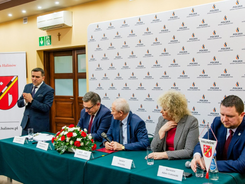 Uczestnicy konferencji prasowej w Halinowie
