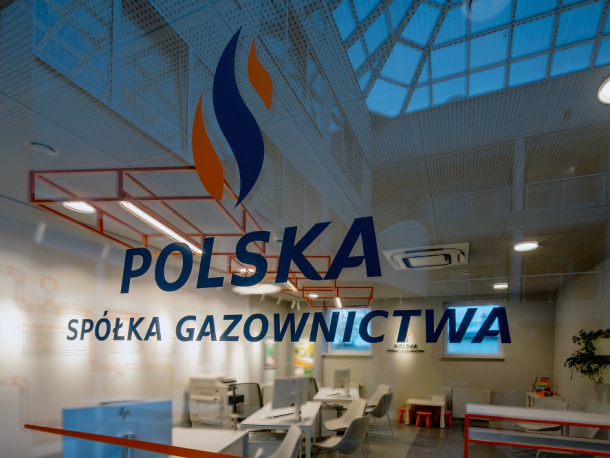 Logotyp Polskiej Spółki Gazownictwa na szklanych drzwiach prowadzących do Miejsca Obsługi Klienta