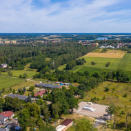 Zdjęcie krajobrazu z drona, budynki, pola, las i rzeka na horyzoncie