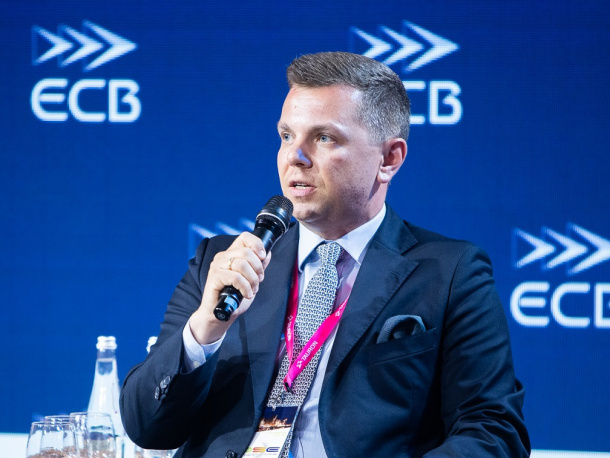 Jakub Kowalski, Członek Zarządu PSG ds. operacyjnych, mówi do mikrofonu podczas panelu na konferencji OSE