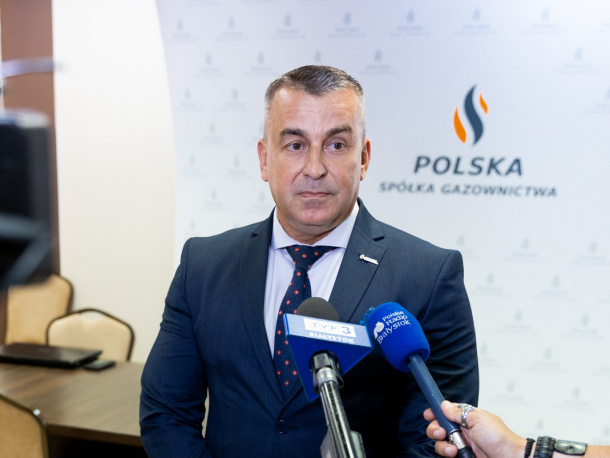 Prezes PSG Robert Więckowski przemawia podczas konferencji w Czyżewie