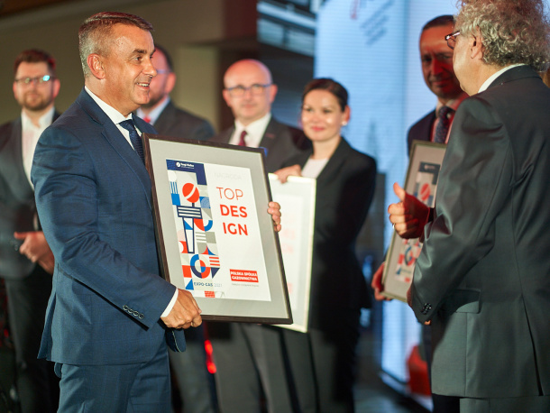 Prezes Zarządu Polskiej Spółki Gazownictwa Robert Więckowski otrzymuje nagrodę za najlepsze stanowisko targowe na targach EXPO-GAS 2021