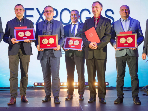 Prezes PSG Robert Więckowski odbiera nagrodę dla Portalu Przyłączeniowego podczas targów EXPO-GAS w Kielcach