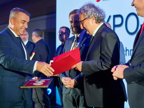 Prezes PSG Robert Więckowski odbiera nagrodę dla Portalu Przyłączeniowego podczas targów EXPO-GAS w Kielcach
