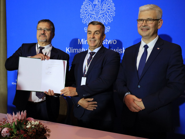 Robert Więckowski i Ireneusz Krupa z PSG oraz minister Michał Kurtyka podpisują Porozumienie sektorowe na rzecz rozwoju gospodarki wodorowej w Polsce