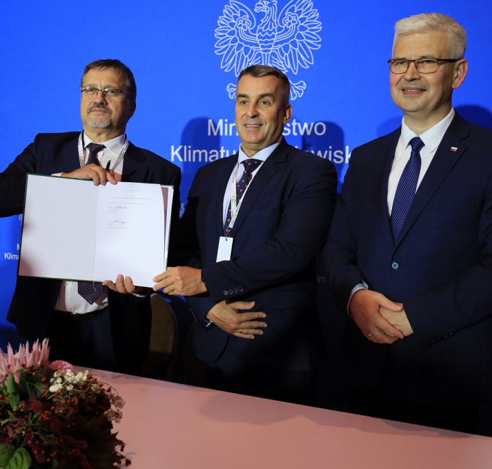 Robert Więckowski i Ireneusz Krupa z PSG oraz minister Michał Kurtyka podpisują Porozumienie sektorowe na rzecz rozwoju gospodarki wodorowej w Polsce