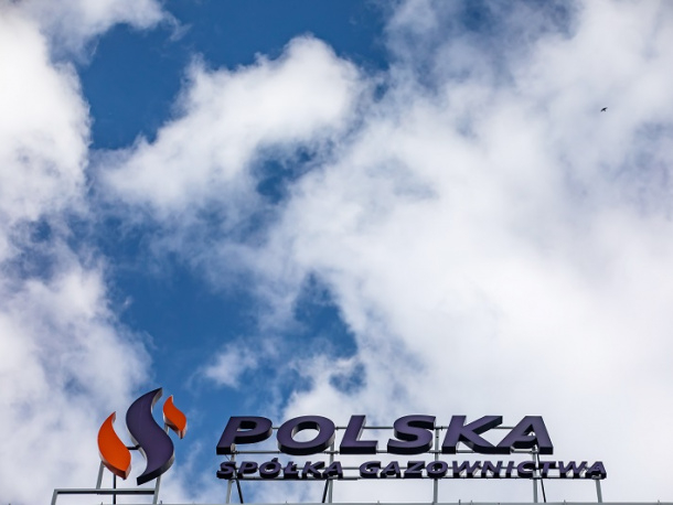 Logotyp Polskiej Spółki Gazownictwa na tle lekko zachmurzonego nieba