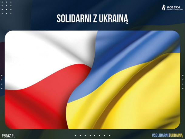 Połączone flagi Polski i Ukrainy i hasło Solidarni z Ukrainą