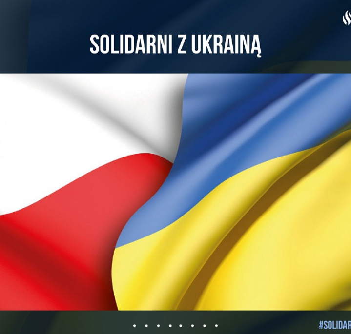 Połączone flagi Polski i Ukrainy i hasło Solidarni z Ukrainą