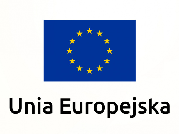 Flaga Unii Europejskiej na maszcie na tle bezchmurnego nieba i światła słonecznego