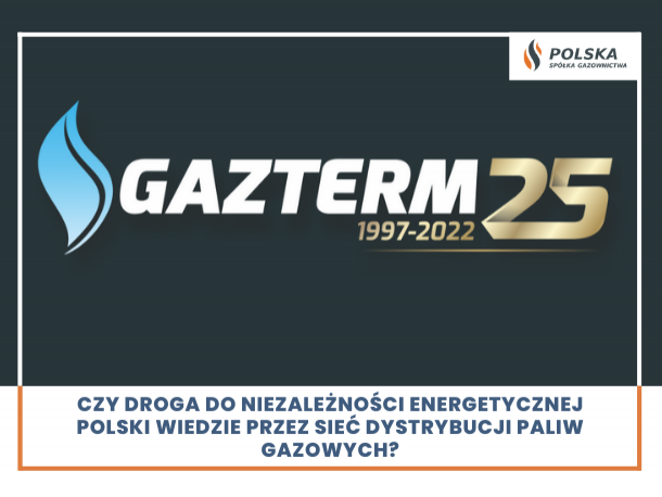 Flagi z logotypem Polskiej Spółki Gazownictwa na masztach, w tle szklany, nowoczesny biurowiec