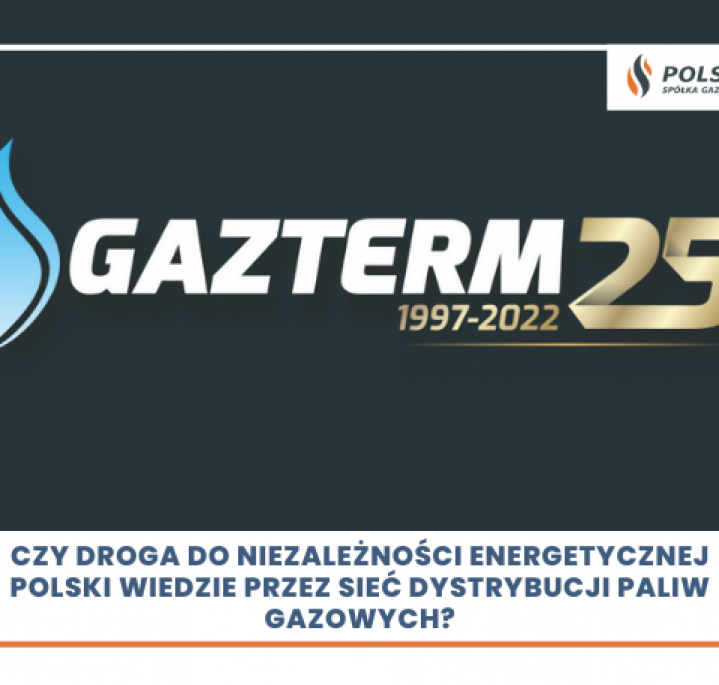 Flagi z logotypem Polskiej Spółki Gazownictwa na masztach, w tle szklany, nowoczesny biurowiec