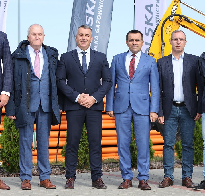 Participants at the press conference on the gasification of Żelków and Żelków-Kolonia, including PSG president Robert Więckowski and PSG board member Marian Żołyniak