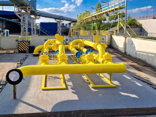 Żółte rury instalacji gazowej na terenie elektrociepłowni Żerań w warszawie