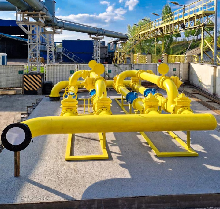 Żółte rury instalacji gazowej na terenie elektrociepłowni Żerań w warszawie