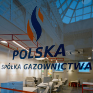Logotyp Polskiej Spółki Gazownictwa na szklanych drzwiach prowadzących do Miejsca Obsługi Klienta