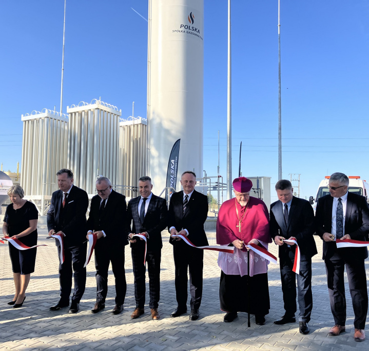 Uczestnicy konferencji Polskiej Spółki Gazownictwa przecinają wstęgę przy otwarciu stacji regazyfikacji LNG