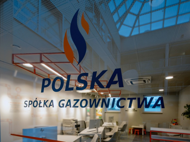 Logo PSG na przeszklonych drzwiach wiodących do pomieszczenia, w którym znajduje się Miejsce Obsługi Klienta PSG