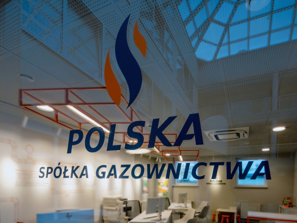 Logo PSG na przeszklonych drzwiach wiodących do pomieszczenia, w którym znajduje się Miejsce Obsługi Klienta PSG