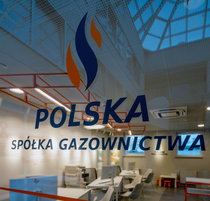 Logo PSG na przeszklonych drzwiach wiodących do pomieszczenia, w którym znajduje się Miejsce Obsługi Klienta PSG