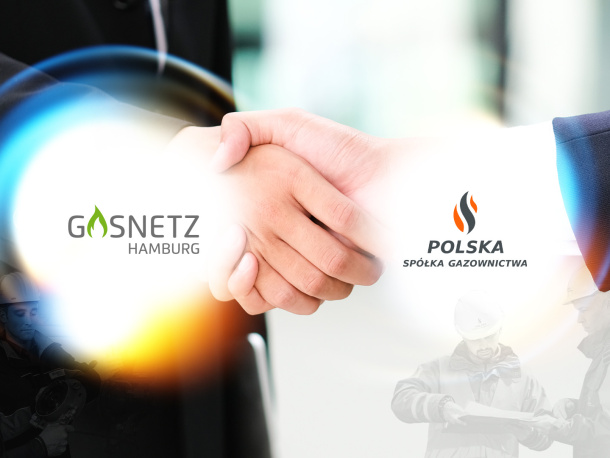 Grafika przedstawiająca uścisk dłoni dwóch mężczyzn, w pobliżu ich nadgarstków przedstawione są logotypy Polskiej Spółki Gazownictwa i Gasnetz Hamburg GmbH