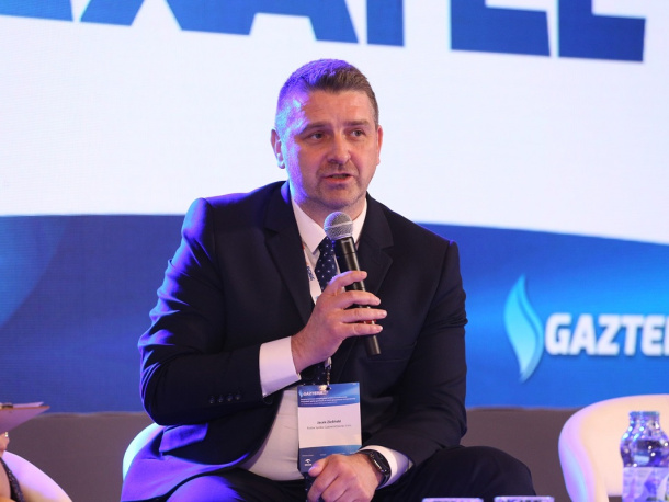 Jacek Zieliński, zastępca dyrektora Departamentu Bezpieczeństwa PSG, przemawia do mikrofonu podczas panelu Cybergazterm w ramach konferencji Gazterm