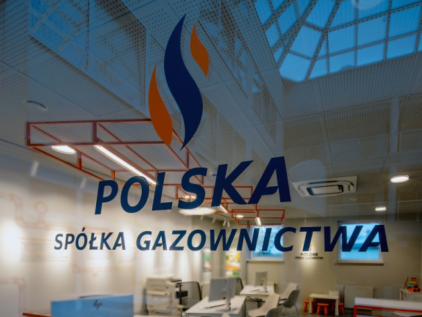 Logo PSG na przeszklonych drzwiach wiodących do pomieszczenia, w którym znajduje się Miejsce Obsługi Klienta PSG