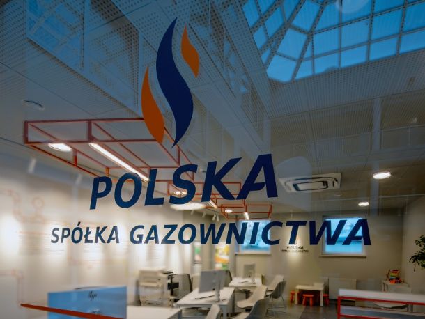 Logo PSG na przeszklonych drzwiach wiodących do pomieszczenia, w którym znajduje się Miejsce Obsługi Klienta PSG