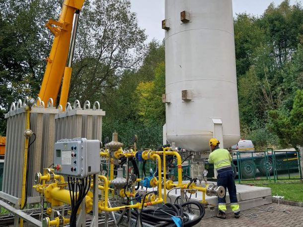 Montaż mobilnej stacji LNG przez pracowników Polskiej Spółki Gazownictwa