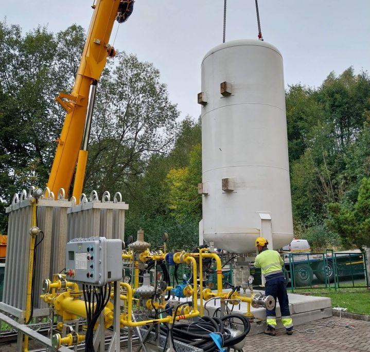 Montaż mobilnej stacji LNG przez pracowników Polskiej Spółki Gazownictwa