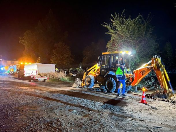 Nocne prace przy odbudowie gazociągu, koparka, samochód PSG, pracownik PSG