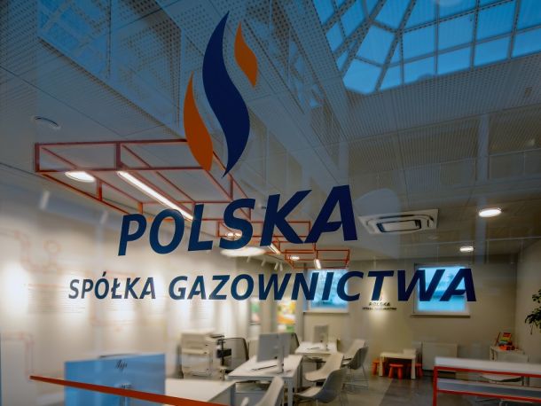 Logo PSG na przeszklonych drzwiach wiodących do pomieszczenia, w którym znajduje się Miejsce Obsługi Klienta PSG