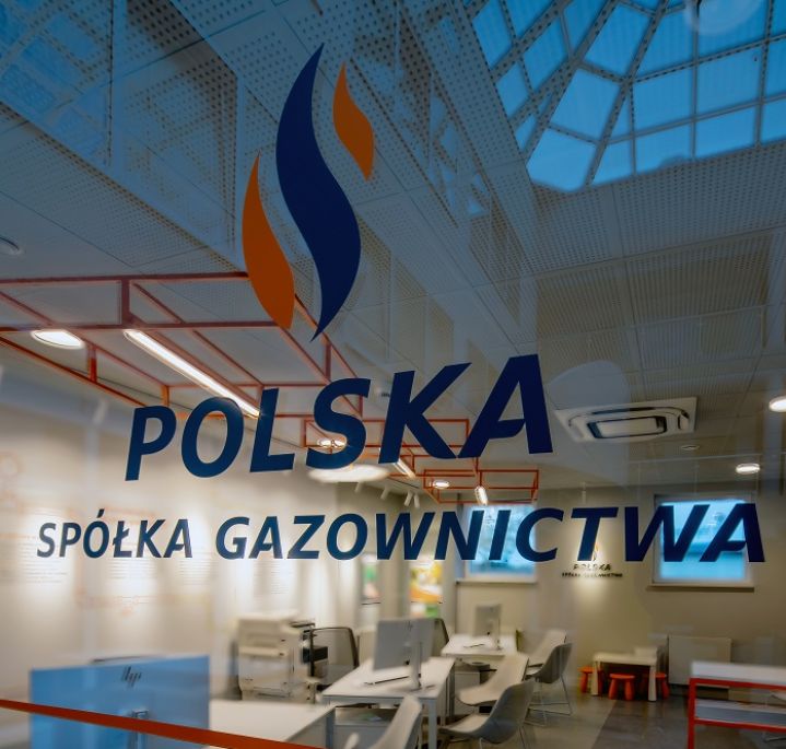 Logo PSG na przeszklonych drzwiach wiodących do pomieszczenia, w którym znajduje się Miejsce Obsługi Klienta PSG