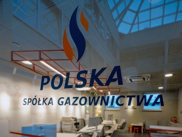 Logo PSG na przeszklonych drzwiach wiodących do pomieszczenia, w którym znajduje się Miejsce Obsługi Klienta PSG