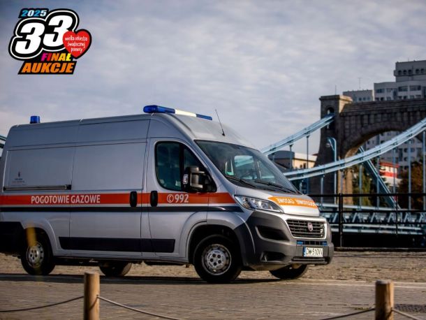 Samochód pogotowia gazowego stoi przy moście we Wrocławiu, na zdjęciu widoczne logo 33. finału WOŚP