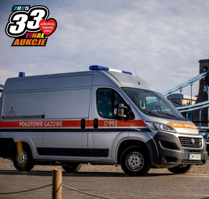 Samochód pogotowia gazowego stoi przy moście we Wrocławiu, na zdjęciu widoczne logo 33. finału WOŚP