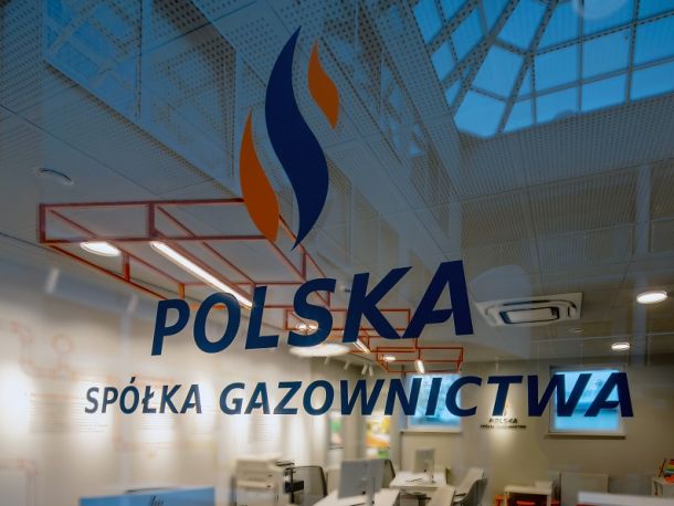 Logo Polskiej Spółki Gazownictwa na przeszklonych drzwiach prowadzących do biura obsługi klienta