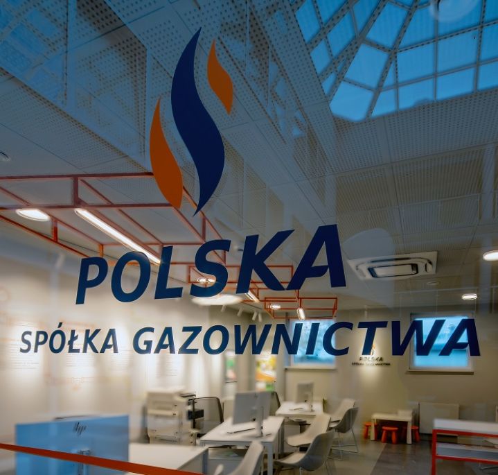 Logo Polskiej Spółki Gazownictwa na przeszklonych drzwiach prowadzących do biura obsługi klienta