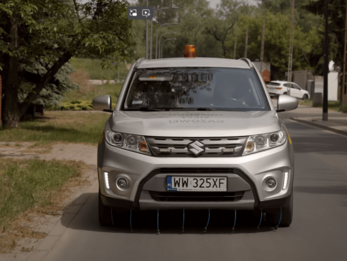 Jadący po ulicy samochód służący do kontroli dywanowej