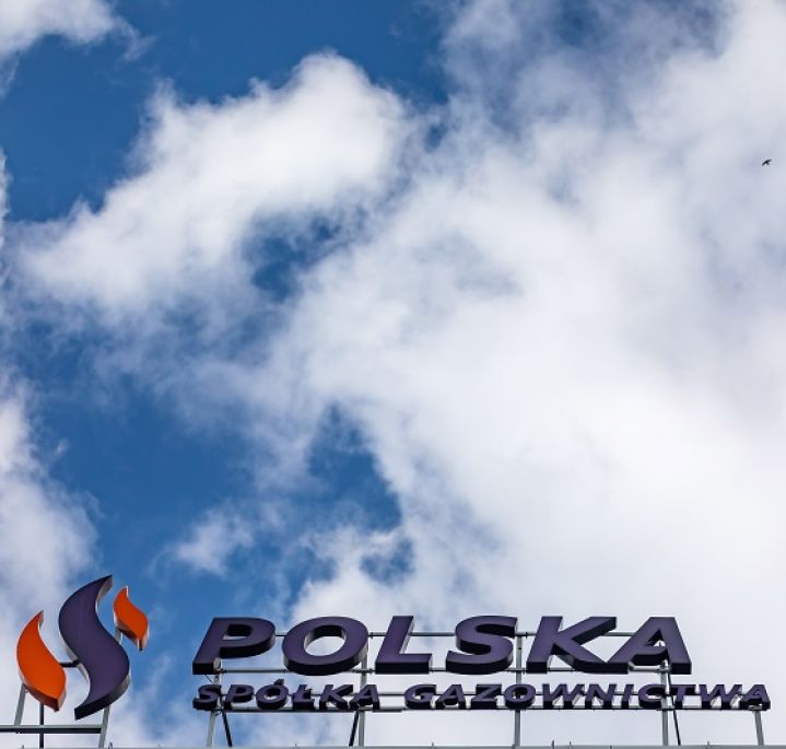 Logotyp Polskiej Spółki Gazownictwa na tle nieba z chmurami