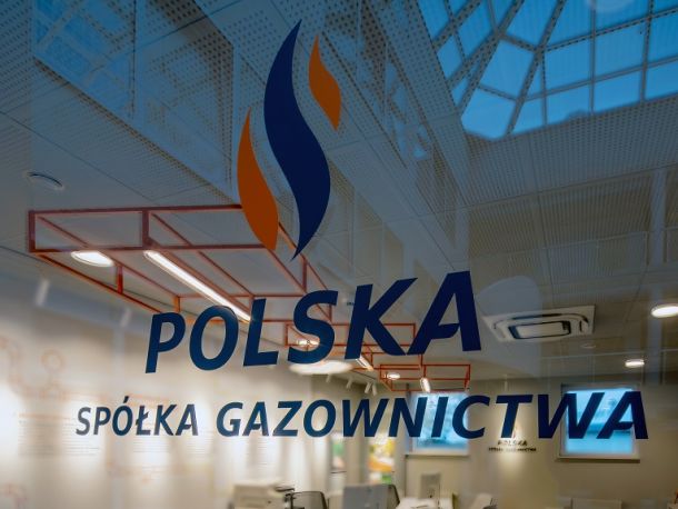 Logo of Polska Spółka Gazownictwa on the glass door leading to the customer service office