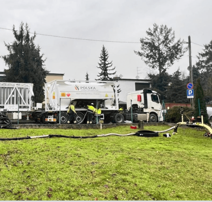 PSG tanker and mobile regasification station supplying the gas network in Krakow
