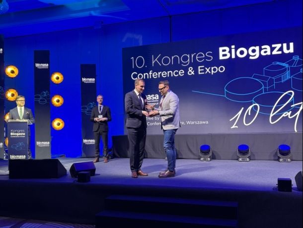 Szymon Paweł Moś, a member of the management board of Polska Spółka Gazownictwa, receives an award at the 10th Biogas Congress in Warsaw