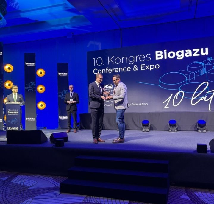 Szymon Paweł Moś, a member of the management board of Polska Spółka Gazownictwa, receives an award at the 10th Biogas Congress in Warsaw