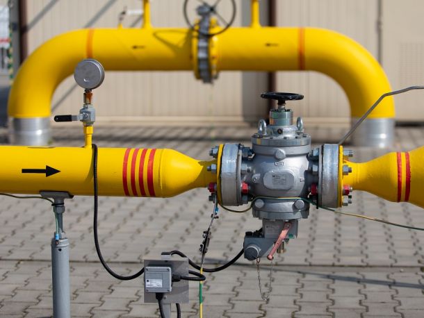 PSG gas infrastructure – yellow pipes with black valves